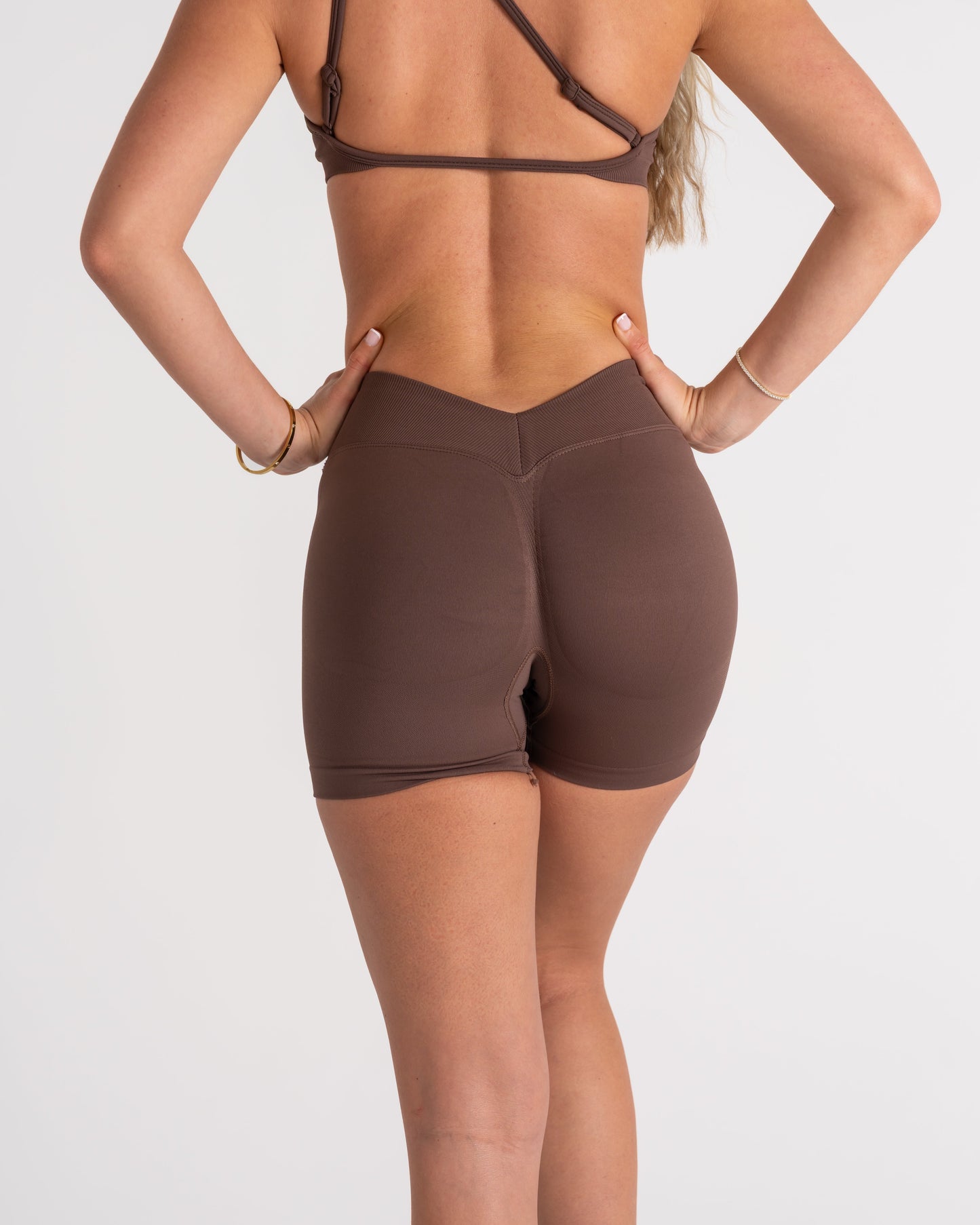 LJ V-BACK SCRUNCH SHORTS - ESPRESSO