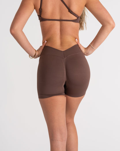 LJ V-BACK SCRUNCH SHORTS - ESPRESSO