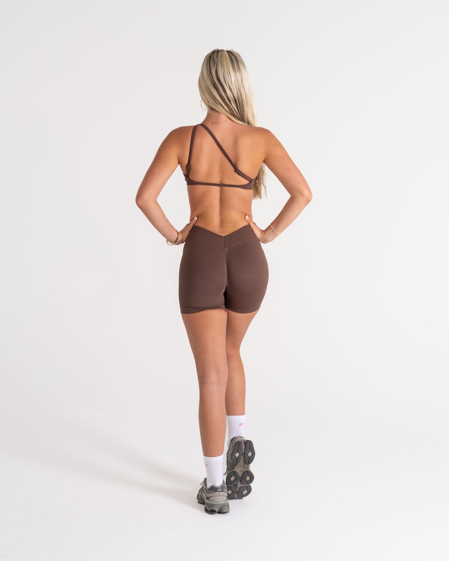 LJ V-BACK SCRUNCH SHORTS - ESPRESSO